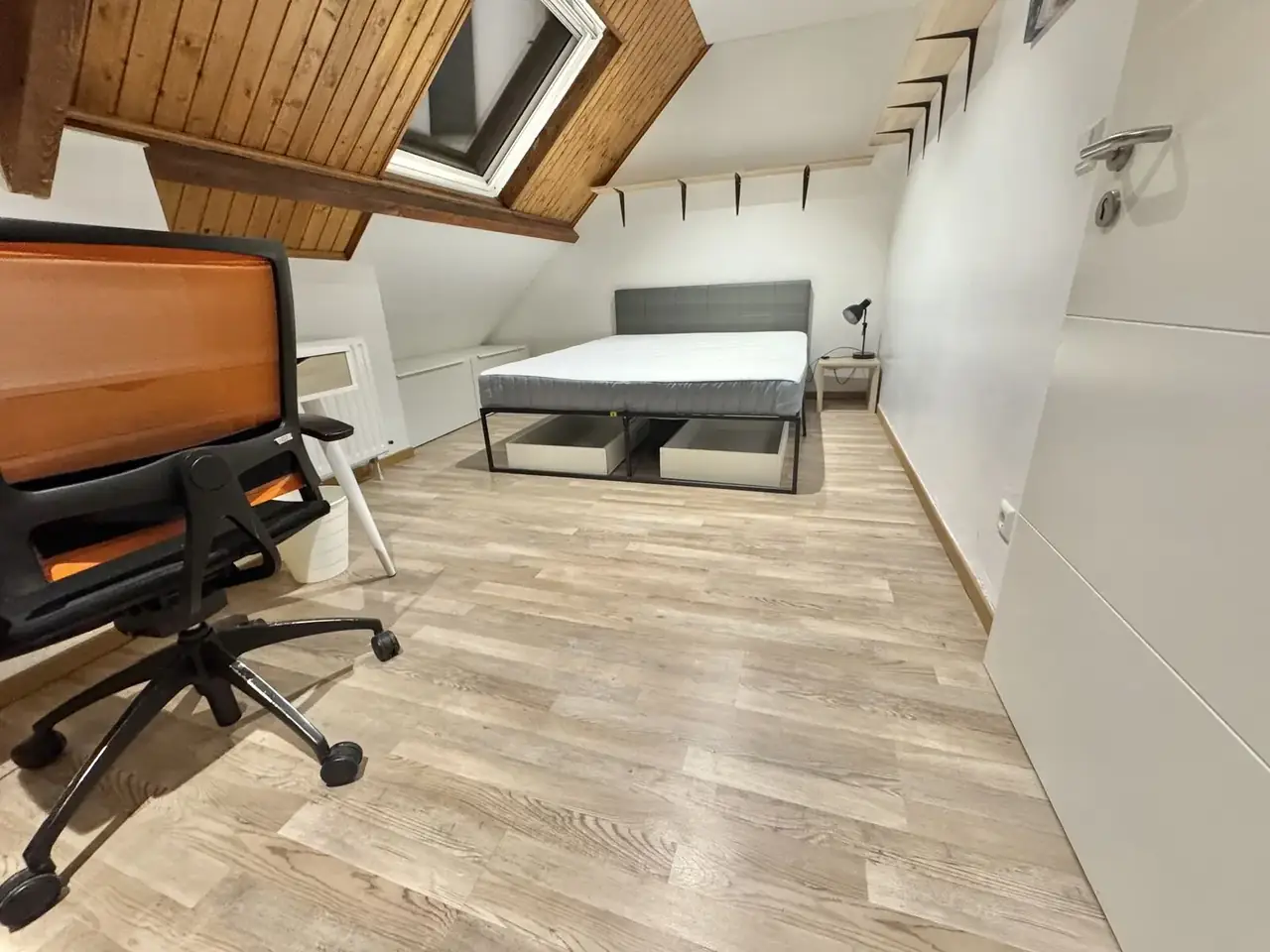 Furnished room with private shower in Rollingergrund